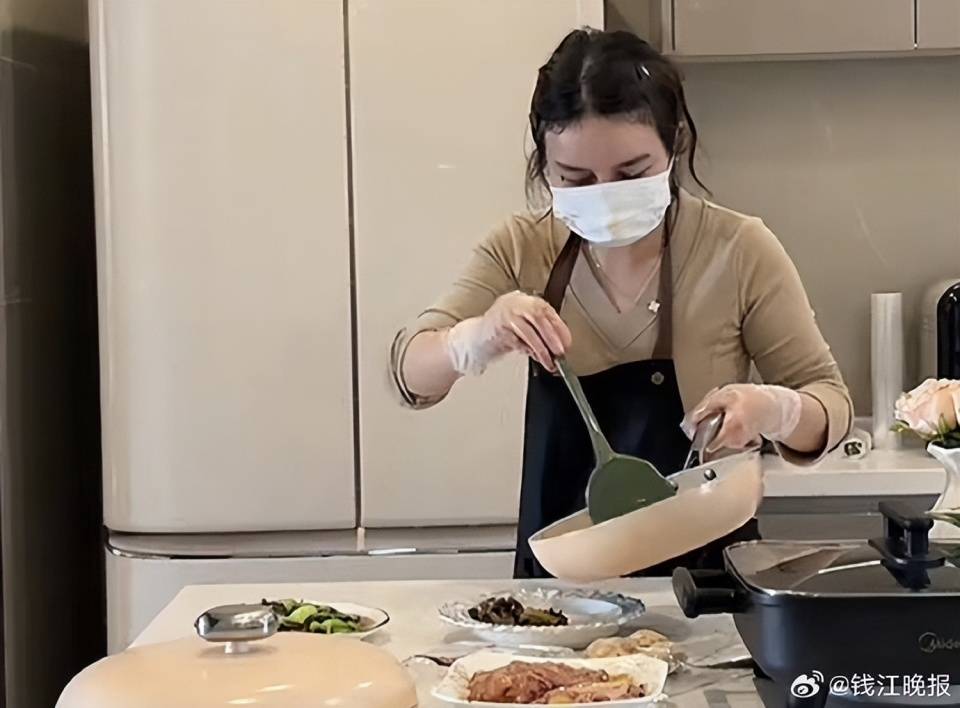 皇冠信用网登2_女子称穿瑜伽服上门做饭不是为流量：健身服是日常穿搭