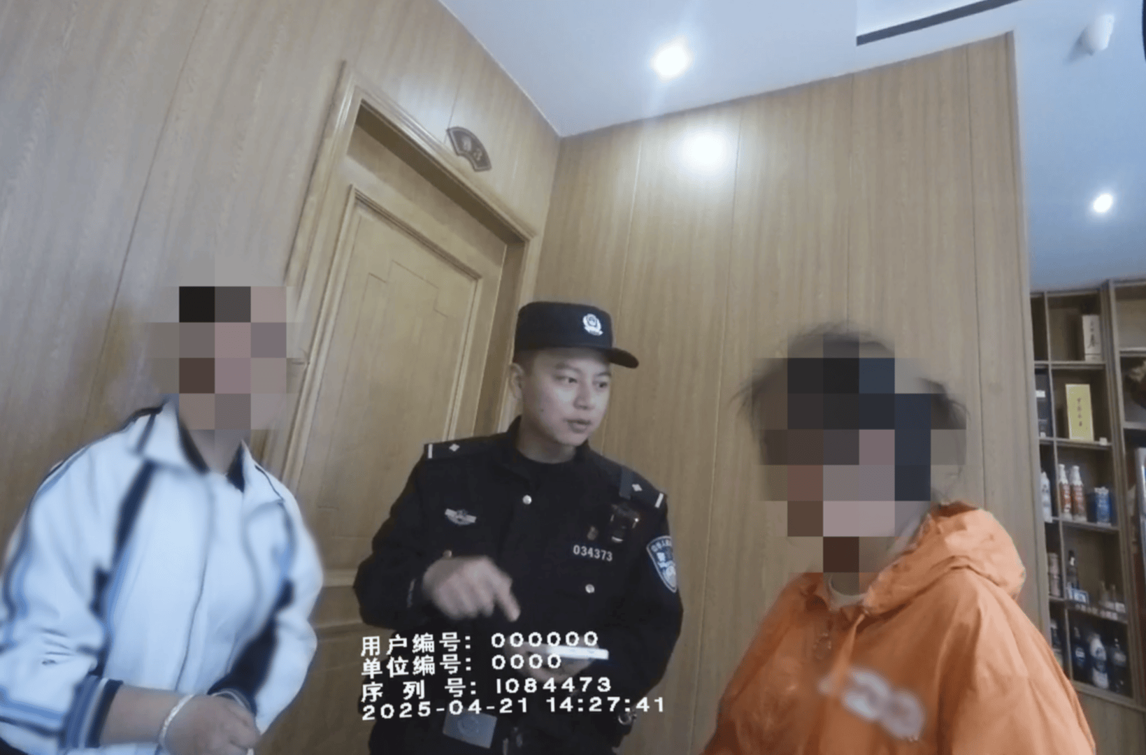 皇冠信用网怎么租_母女就餐一小时未动筷皇冠信用网怎么租，一直“玩”手机！餐馆老板报警，原来女儿卖游戏账号遭诈骗