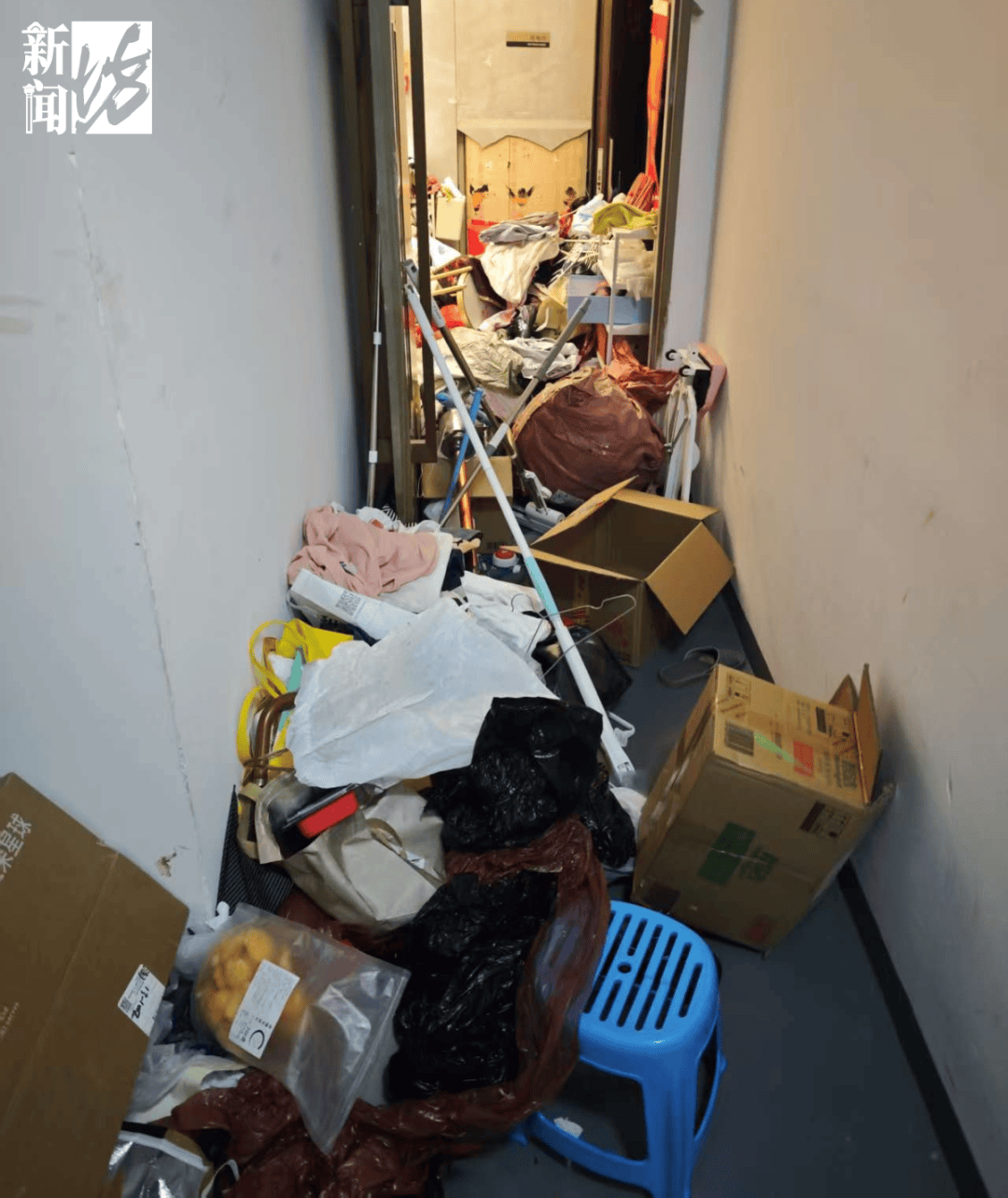 皇冠体育App下载_垃圾堆满皇冠体育App下载，臭到离谱！上海顶流豪宅业主也拾荒？邻居直呼倒大霉，不能忍！