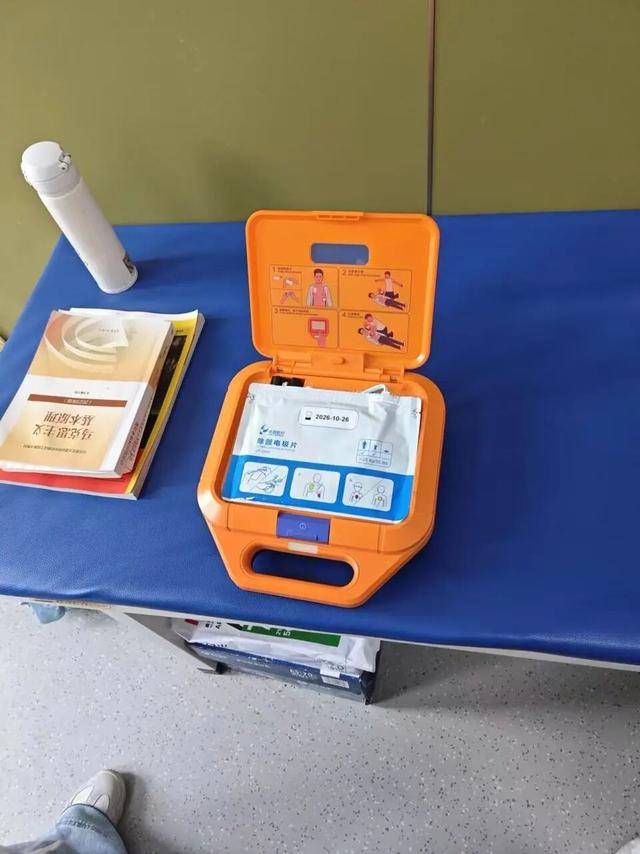 洛克达尔vs黑镇市_江西一高校21岁男生宿舍玩手游晕倒猝死洛克达尔vs黑镇市,家属质疑校方急救措施不到位,校方回应