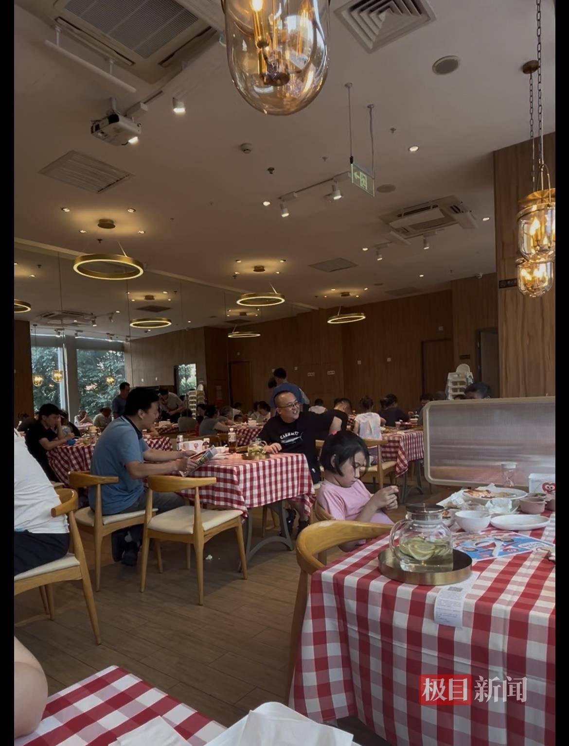 皇冠信用網怎么开户_实探罗永浩就餐的西贝门店：40余桌基本坐满皇冠信用網怎么开户，老罗包间上午10点就被预定，有顾客大喊“特意来支持贾总”