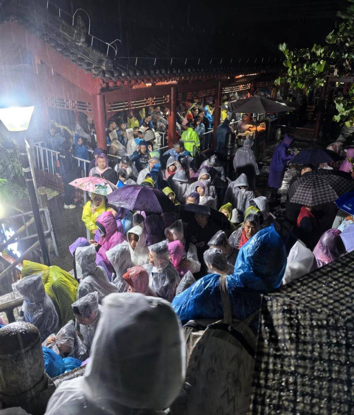 皇冠信用网登3代理_华山景区紧急关闭徒步线路！有游客称昨晚在北峰索道排队5小时皇冠信用网登3代理，将近午夜才下山