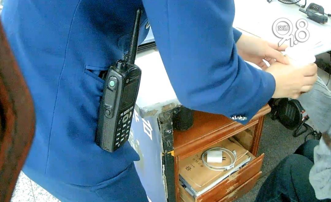 皇冠信用网怎么开户
_杭州地铁内皇冠信用网怎么开户
，女乘客突然崩溃大哭！紧接着……这一幕被拍下