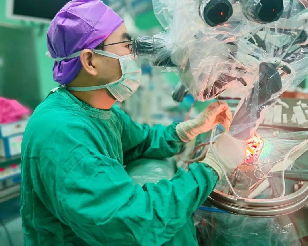 怎么申请皇冠信用网_广东一男子20多年不敢一个人出门怎么申请皇冠信用网，医生从他脑中取出10厘米活虫