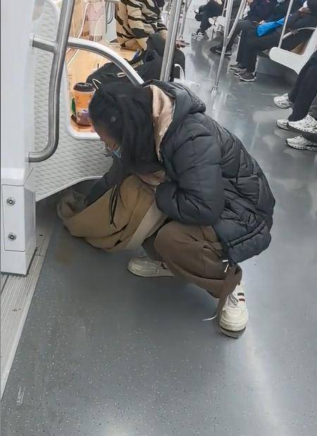 信用网皇冠申请注册_苏州一女乘客打翻奶茶后用围巾擦地信用网皇冠申请注册，地铁：准备了新围巾和大礼包