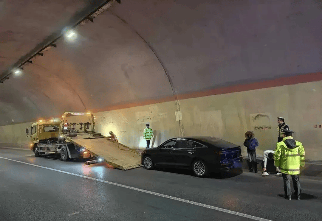 皇冠足球会员注册_高速上刹车失灵！小轿车时速115狂奔490公里皇冠足球会员注册，司机4个半小时高度紧张，下车后浑身发抖无法说话