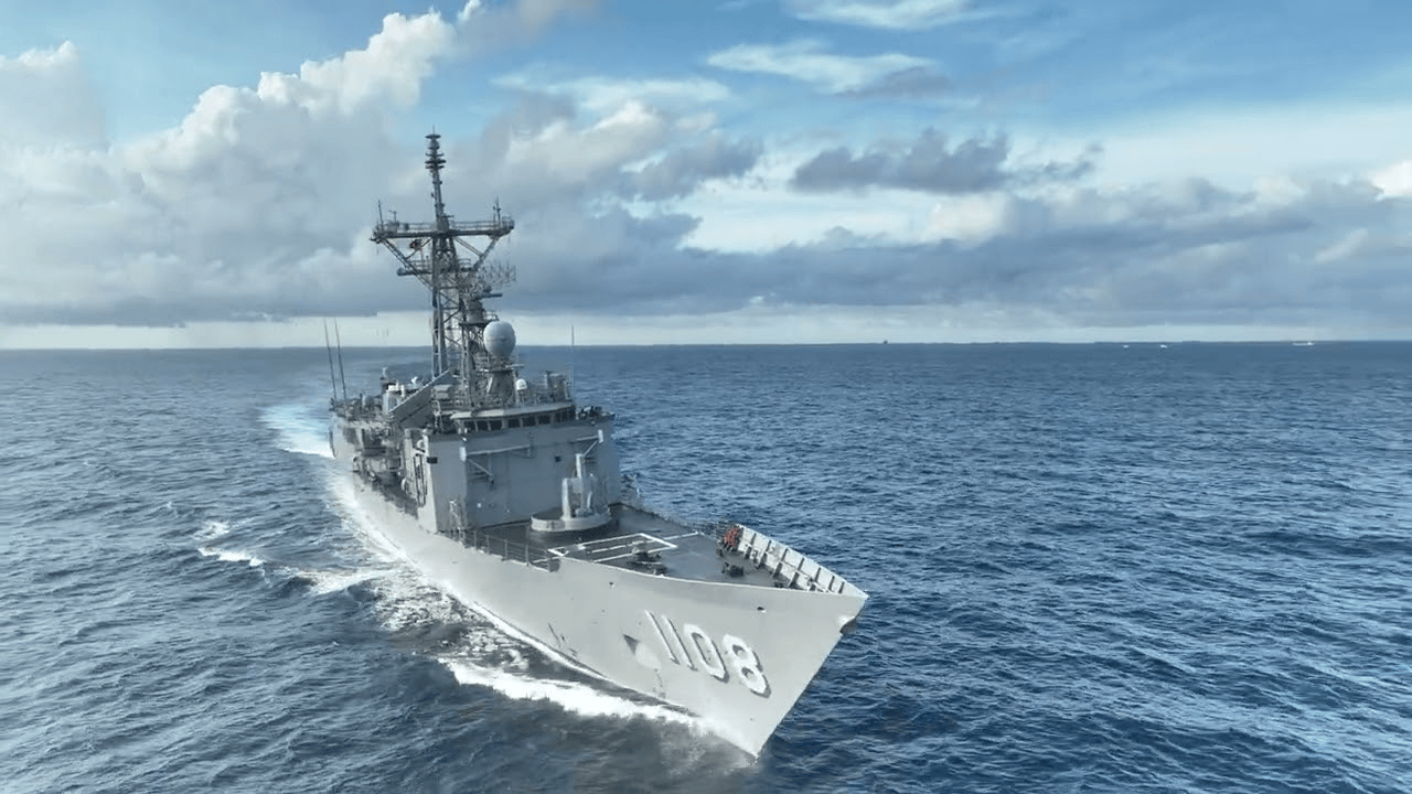 皇冠信用网押金多少_凌晨3点屏东以南发生激烈对峙皇冠信用网押金多少,052D不顾阻扰,强行压向台护卫舰!