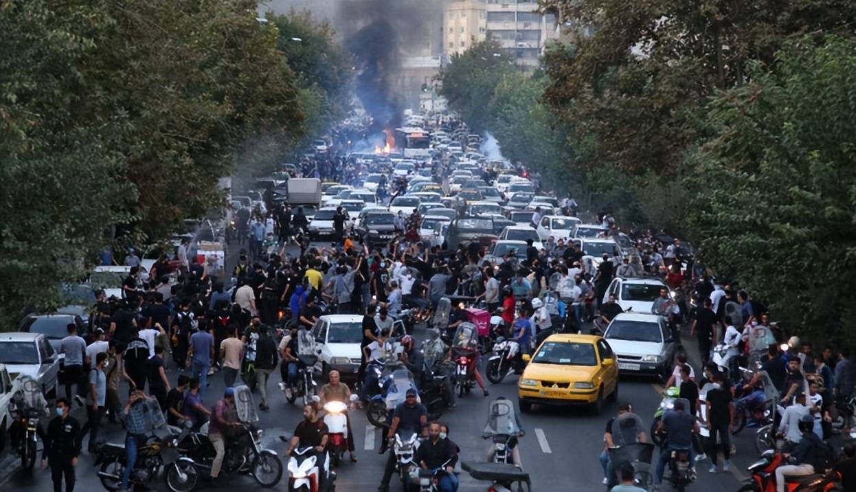 皇冠信用网代理出租_伊朗内部乱了！美国以色列公开支持伊朗人上街皇冠信用网代理出租，哈梅内伊被催下台，巴列维想回归