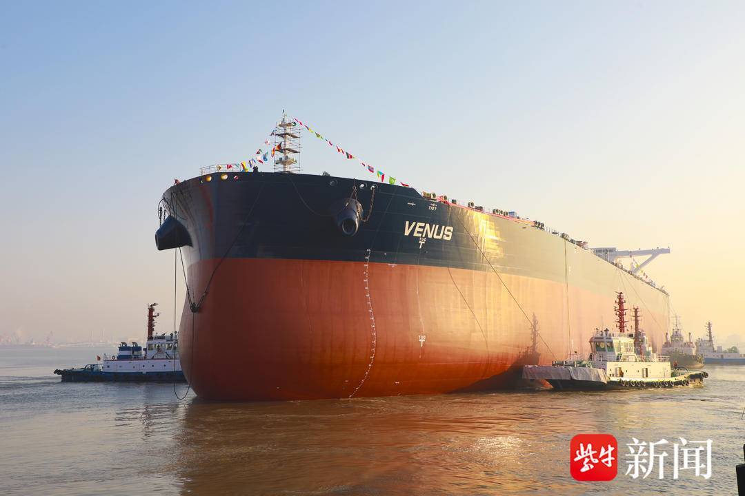 怎么开通皇冠信用开户_长332.9米怎么开通皇冠信用开户,宽60米开门红!镇江史上最大新造船顺利出坞拖带