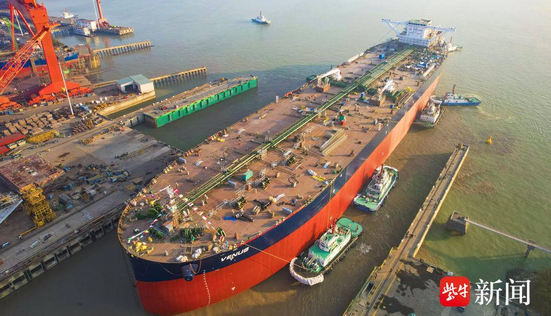 怎么开通皇冠信用开户_长332.9米怎么开通皇冠信用开户,宽60米开门红!镇江史上最大新造船顺利出坞拖带