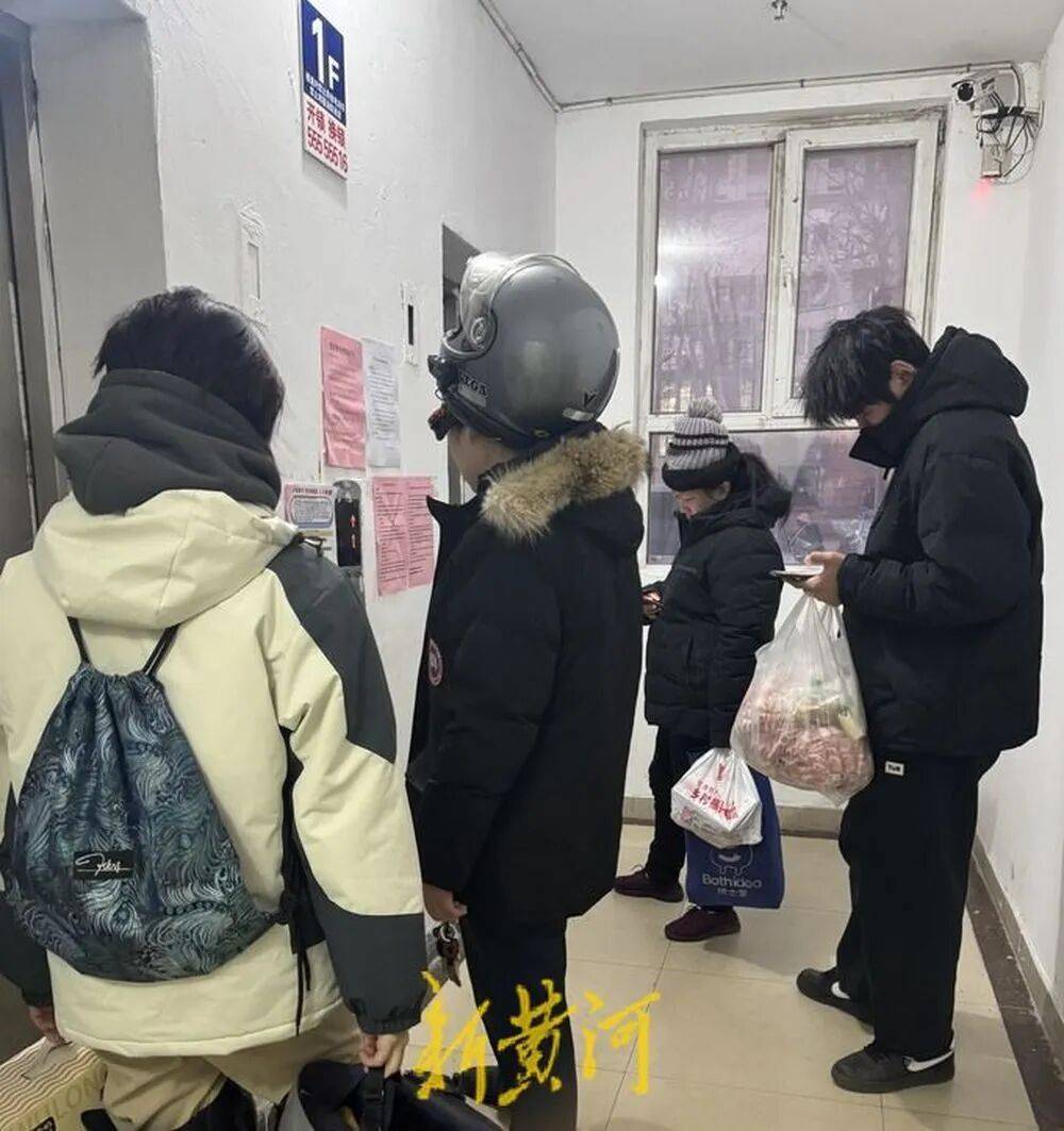 皇冠信用网代理申条件_济南一栋34层住户楼仅一台电梯运行皇冠信用网代理申条件,200余户居民陷“上下两难”,记者实测高峰期顶层下至1层用时超10分钟,多方回应