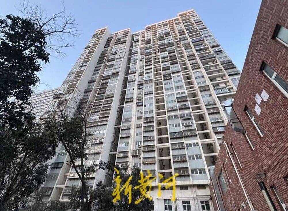 皇冠信用网代理申条件_济南一栋34层住户楼仅一台电梯运行皇冠信用网代理申条件,200余户居民陷“上下两难”,记者实测高峰期顶层下至1层用时超10分钟,多方回应