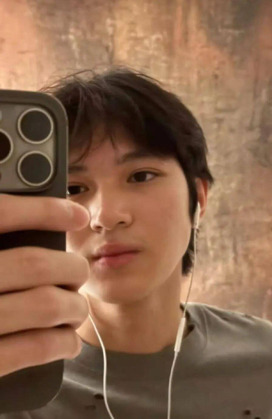 皇冠信用平台出租出售_张智霖、袁咏仪的儿子在《歌手2025》实习时给陈楚生做过“光替”皇冠信用平台出租出售,张智霖骄傲告诉陈楚生:儿子是学音乐的,乐器、创作、编曲都会,“比我厉害”