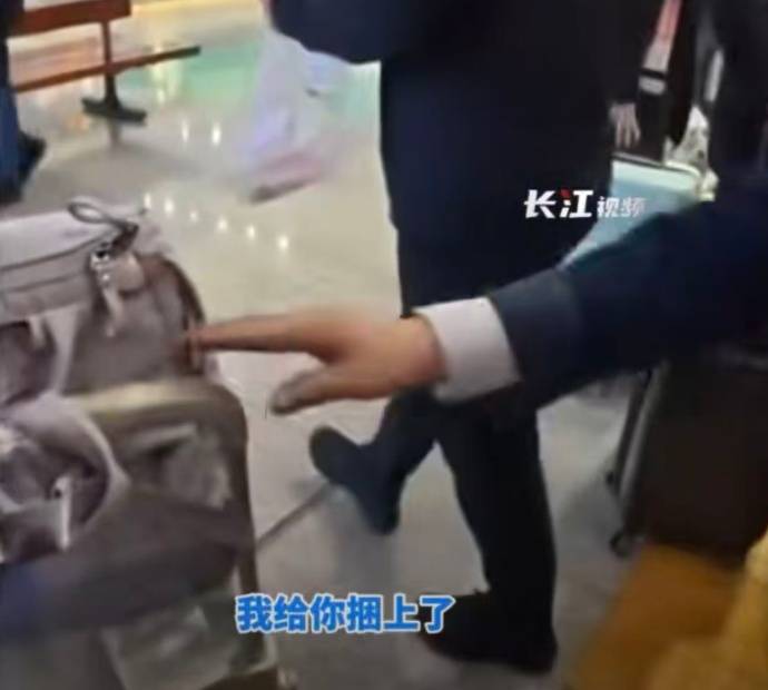 怎么申请皇冠信用网代理_至少14人被拍到!女大学生从广州坐高铁到武汉怎么申请皇冠信用网代理,网友:看着看着就哭了