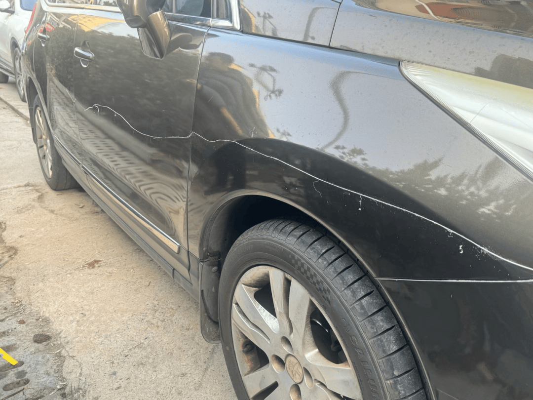 正版皇冠信用网_湖南益阳一老人用石头刮坏两辆车正版皇冠信用网,称影响其正常通行…