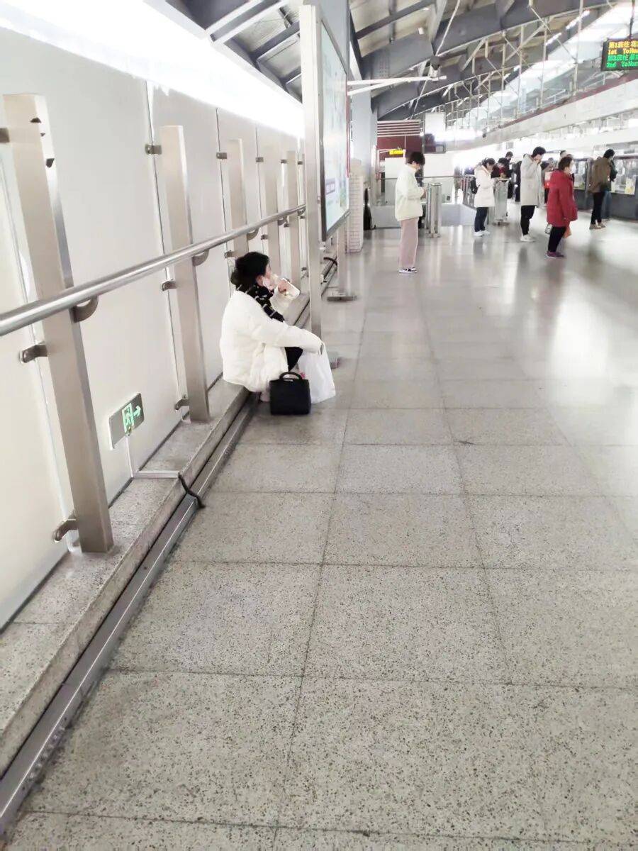 皇冠信用网代理注册_“实在站不动了”皇冠信用网代理注册，一等9分钟，有人干脆直接坐地上！上海一地铁站“无座可坐”，工作人员回应