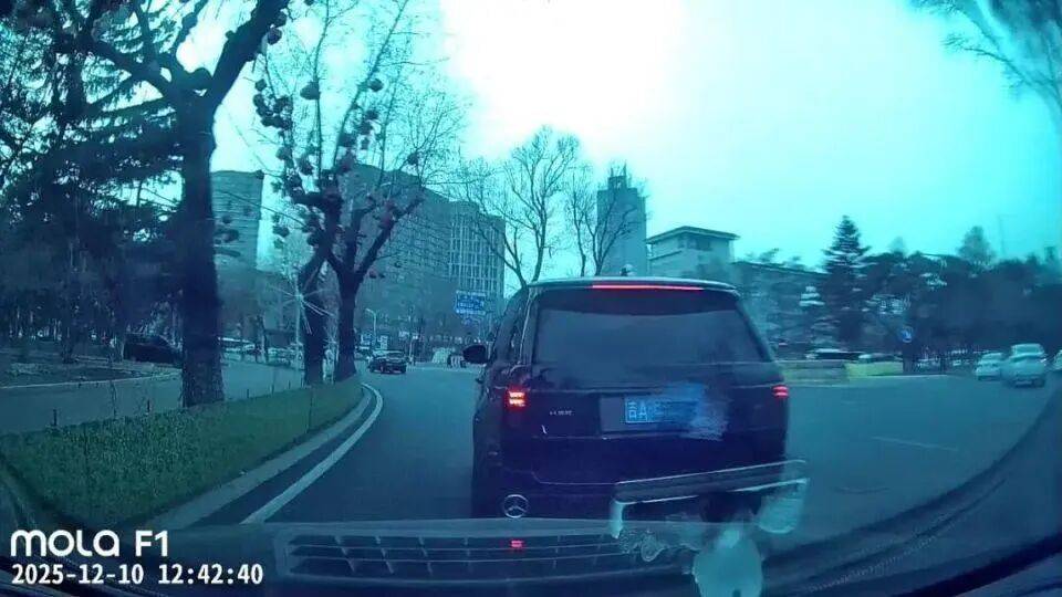 皇冠信用网APP下载_路虎1分钟8次别停奔驰致追尾皇冠信用网APP下载，举报路虎男子称遭电话轰炸“早上7点敲我家门，下午1点都没走”，警方通报：已刑事立案