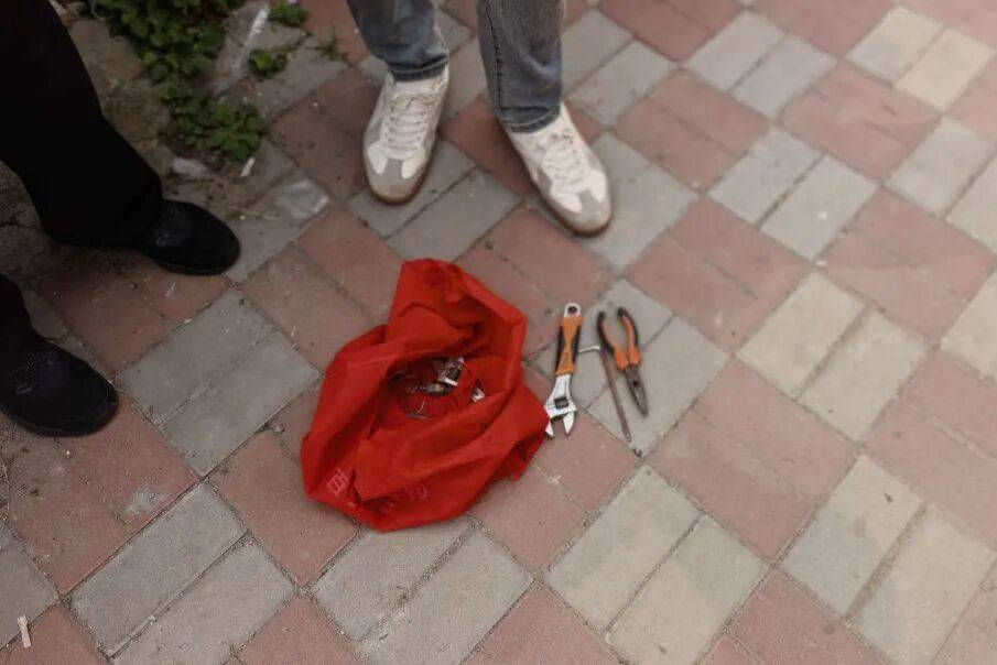英格兰联赛杯
_一个人一套工具英格兰联赛杯
,男子3个月差点“搬空”一家酒店:40多台电视、50多台空调内机、10多台外机